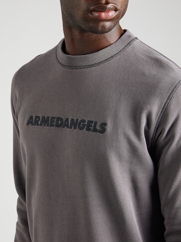 ARMEDANGELS Суичър 'NATHAANEL' в сиво