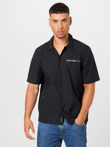 Calvin Klein Jeans - Ajuste regular Camisa 'SPLASH' en negro: frente