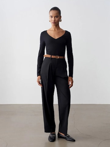 Dilvin Regular Trousers in Black: front