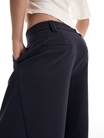 Bershka Baggy Pleat-front trousers in Blue