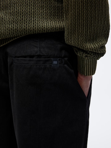 Pull&Bear Široký strih Chino nohavice - Čierna