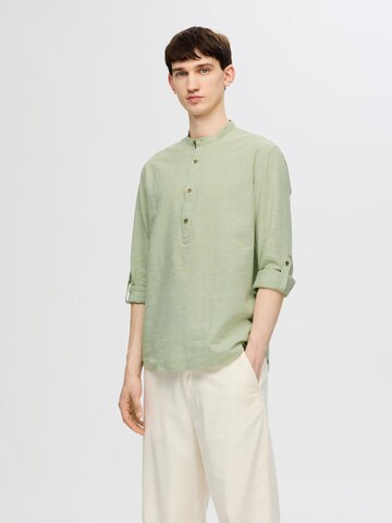 SELECTED Regular fit Button Up Shirt in Green: front