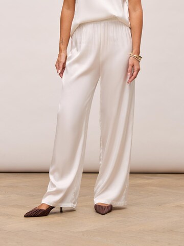 noar studios Wide leg Trousers in White: front