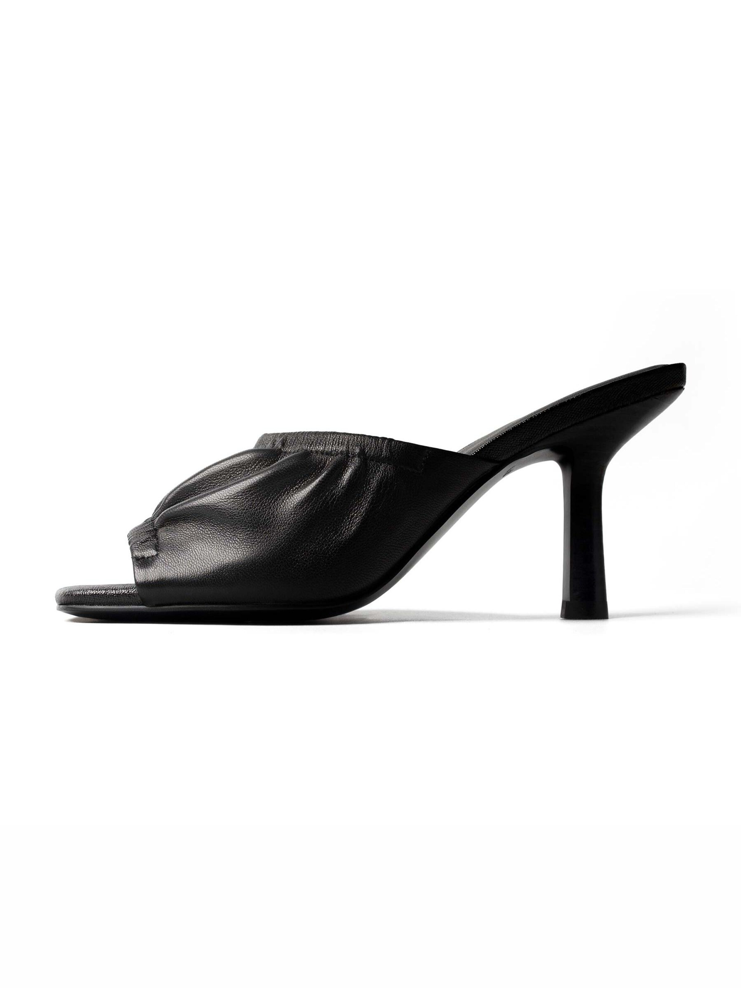 L37 HANDMADE SHOES - Zapatillas de casa 'SUNLIGHT BETWEEN OUR HANDS' en negro: frente