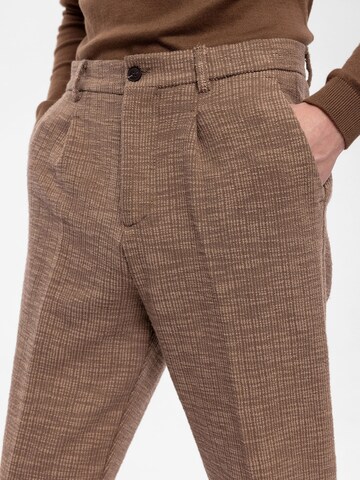 Tapered Pantaloni con pieghe di Antioch in marrone