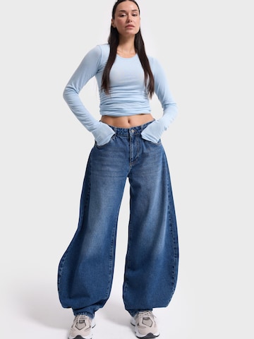 IT'S BASIC - Tapered Vaquero 'MEGA BALLOON MID RISE JEANS' en azul: frente