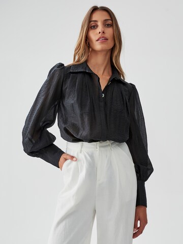 The Fated Blouse 'HAYES' in Zwart: voorkant