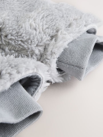 Next - Mono en gris