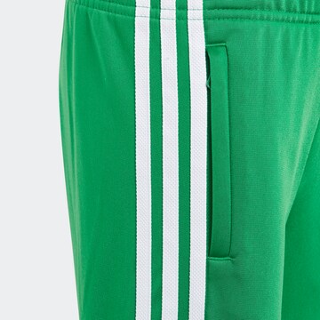 ADIDAS ORIGINALS Träningsoverall 'Adicolor Sst' i grön