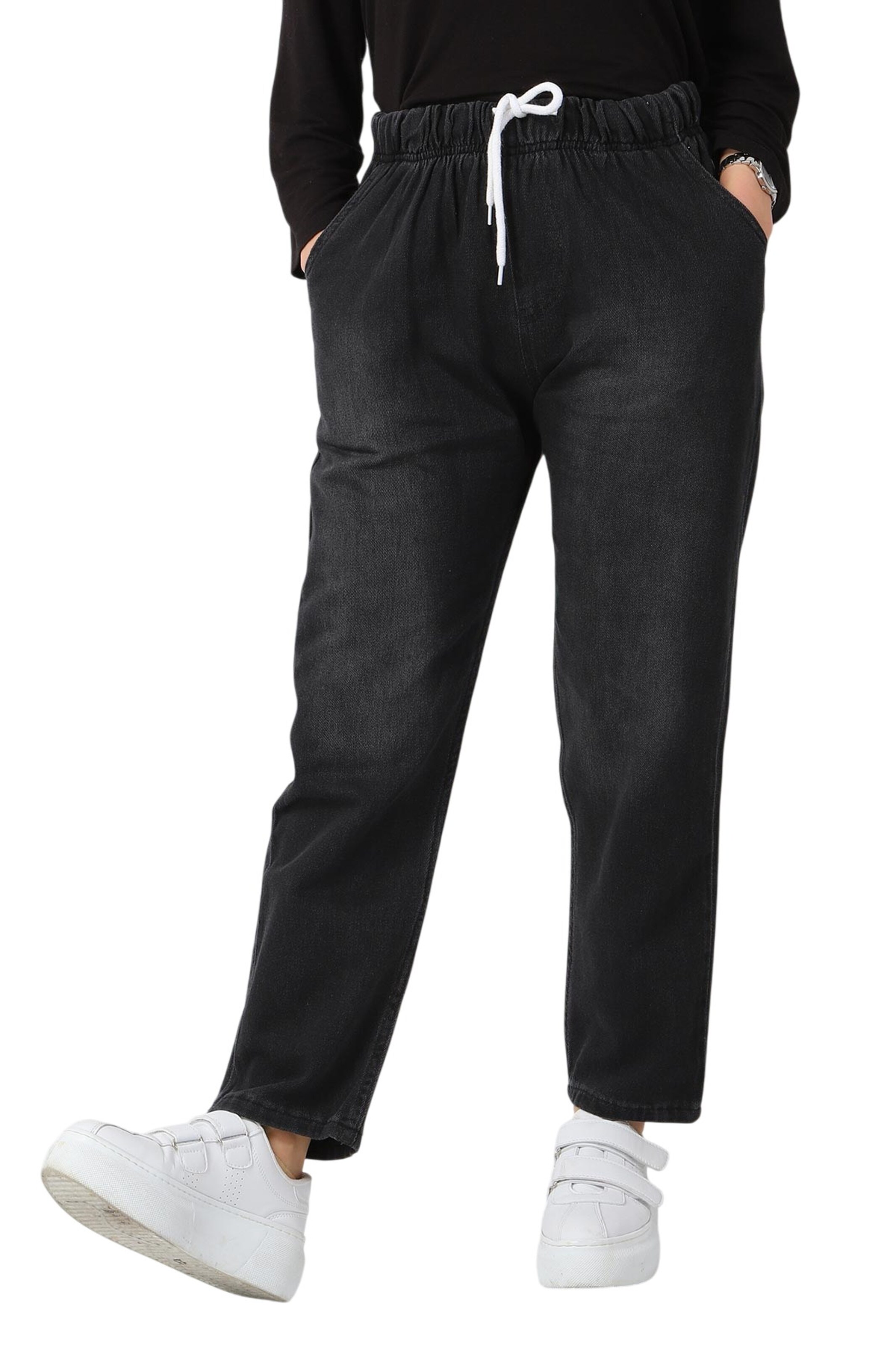 MODAMIHRAM Regular Jeans in Black: front