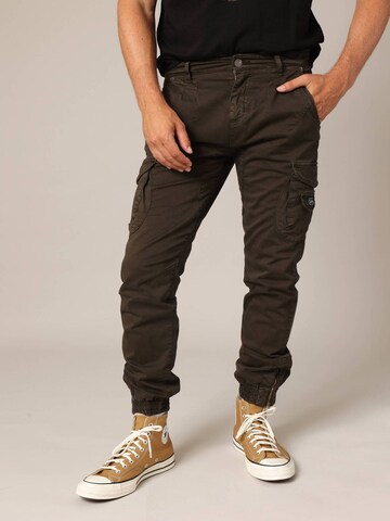 Effilé Pantalon cargo 'GARDEN' Deeluxe en marron : devant