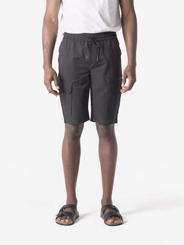 KOROSHI Regular Cargobyxa i svart: framsida