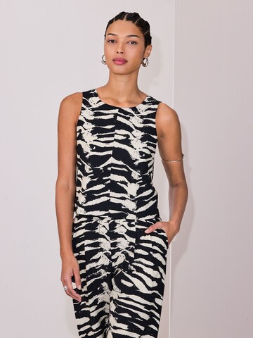 Next Топ в Черный: спереди