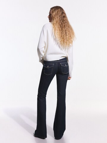 Bershka Разкроени Дънки в синьо