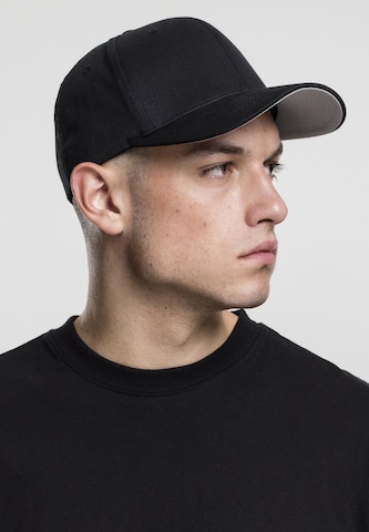 Casquette Flexfit en noir : devant