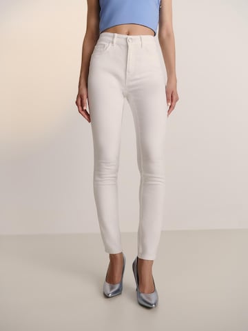 Guido Maria Kretschmer Women Skinny Jeans in White: front