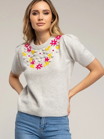 Tantra - Jersey 'Jersey de manga corta con flores bordadas y frunce en el hombro (GRIS)' en gris