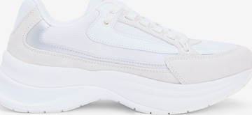 Baskets basses TOMMY HILFIGER en blanc : devant