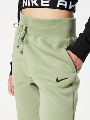Tapered Pantaloni de la Nike Sportswear pe verde