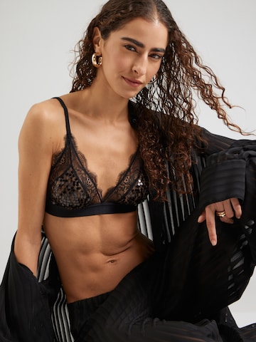 LOVE Stories Trojúhelníková Podprsenka – černá: přední strana