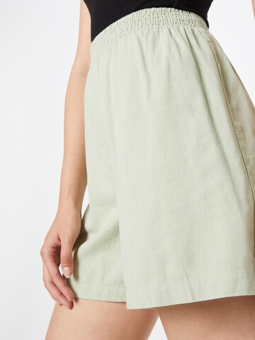 NA-KD Wide Leg Shorts in Grün