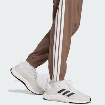 Effilé Pantalon de sport 'Essentials' ADIDAS PERFORMANCE en marron