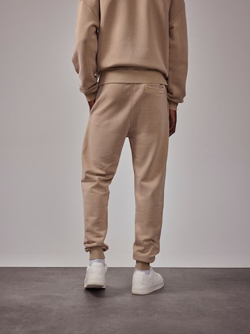 DAN FOX APPAREL - Tapered Pantalón 'The Essential' en beige