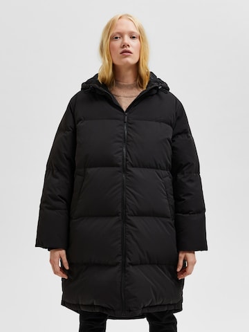 Manteau d’hiver Selected Femme Curve en noir : devant