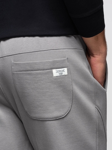 Effilé Pantalon de sport Ombre en gris