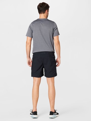 NIKE Regular Sportshorts in Schwarz