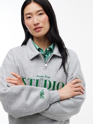 TOMMY HILFIGER Bluzka sportowa 'STUDIO TOMMY' w kolorze szary