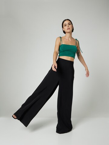 Wide leg Pantaloni 'Josefina' di A LOT LESS in nero