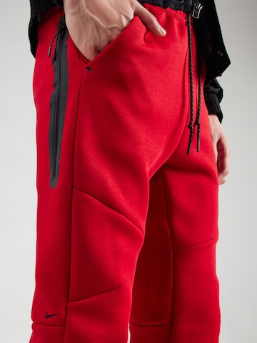 Effilé Pantalon 'TCH FLC' Nike Sportswear en rouge