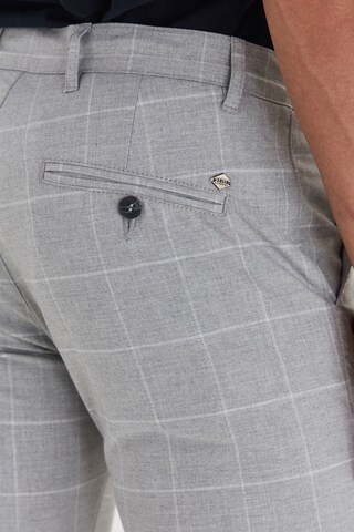 Coupe slim Pantalon chino 'TRAVIS' !Solid en gris