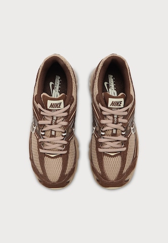 Nike Sportswear Σνίκερ χαμηλό 'AIR MAX MOTO 2K' σε καφέ