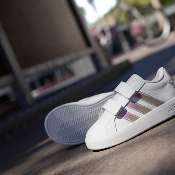 Chaussure de sport 'GRAND COURT 3.0' ADIDAS SPORTSWEAR en blanc