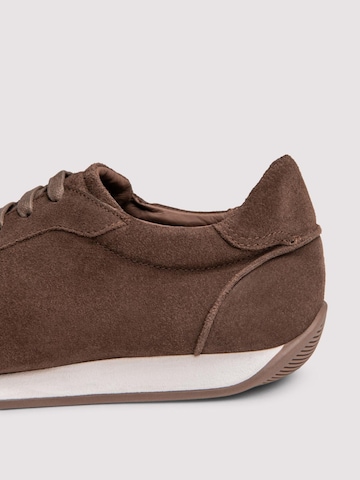 Pantofi de la Ombre pe maro
