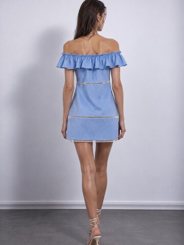 UVIA Jurk 'Abito mini con spalle scoperte, azzurro chiaro' in Blauw