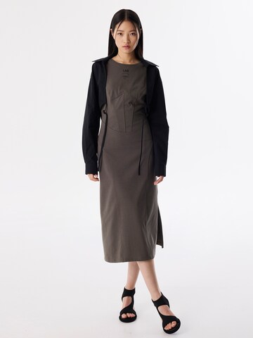 Twist Jurk in Bruin: voorkant