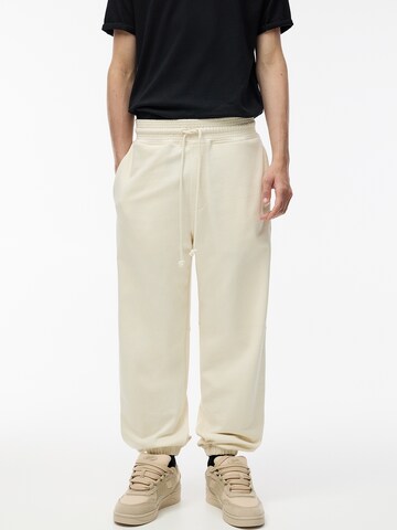 Pull&Bear Tapered Trousers in White: front