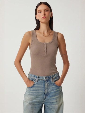 Happiness İstanbul Top 'Camis' w kolorze brązowy