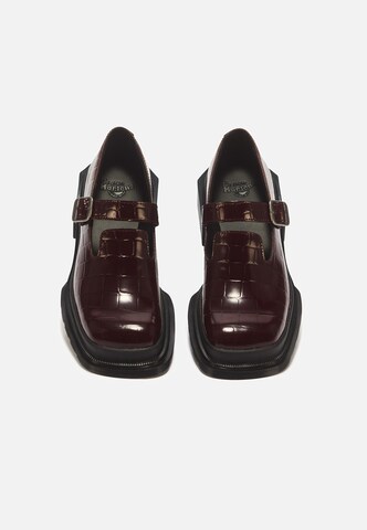 Ballerina con cinturino 'Maybole' di Dr. Martens in rosso