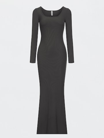 cfab (formerly creamy fabrics) Jurk 'Ribbed Long Sleeve Maxikleid' in Bruin: voorkant