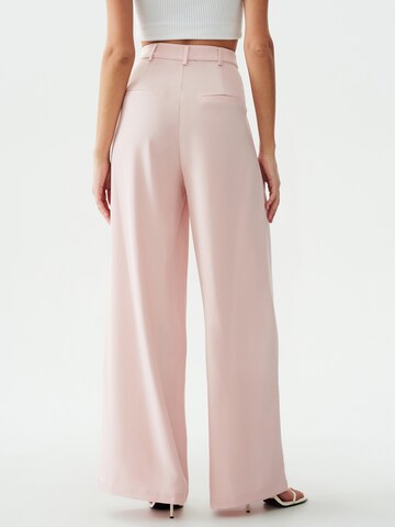 The Fated Szeroka nogawka Spodnie 'KATHY' w kolorze różowy: tył