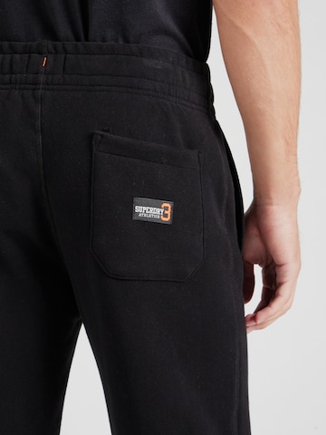 Effilé Pantalon 'Essential' Superdry en noir
