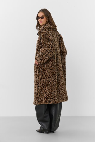 SOAKED IN LUXURY Tussenmantel in Bruin