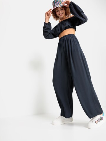 Wide leg Pantaloni de la LSCN by LASCANA pe albastru