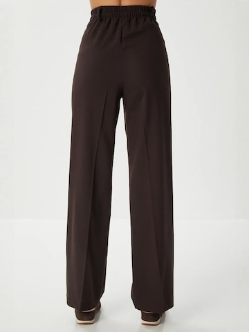 Loosefit Pantalon à pince Happiness İstanbul en marron