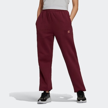 Tapered Pantaloni ' adicolor Essentials Fleece Jogginghose ' di ADIDAS ORIGINALS in rosso: frontale