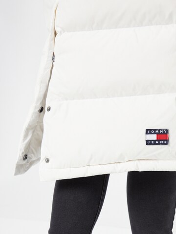 Tommy Jeans Płaszcz zimowy 'Alaska' w kolorze biały